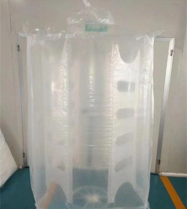 下面就具體了解下噸袋的化工設(shè)計：1、在設(shè)計時要考慮噸包裝容積、盛載物重量和包裝單位個數(shù)